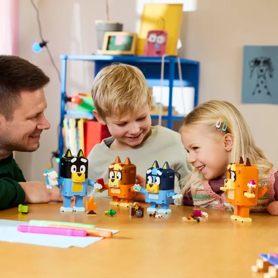 LEGO Bluey 11217 Bluey és kockákból épített családja