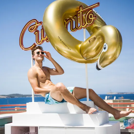 Felfújható Swan Golden 95 cm Swim Essentials - nagy felfújható hattyú a vízbe