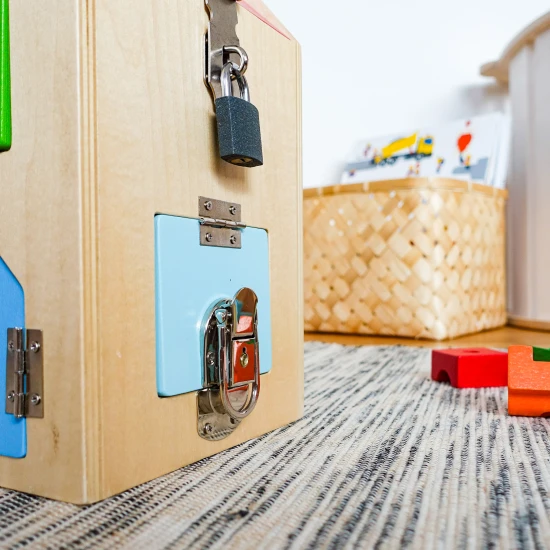 Zárakkal ellátott ház