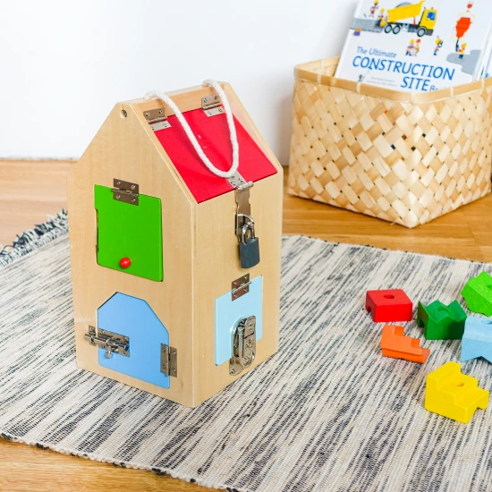 Zárakkal ellátott ház