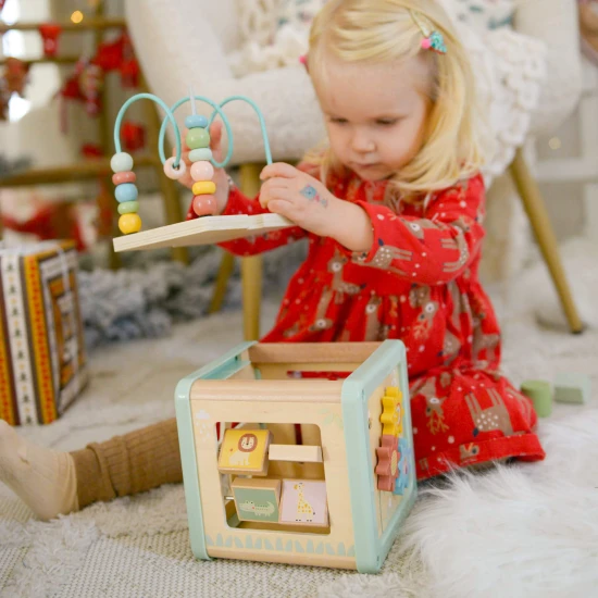 Fából készült motorkocka tevékenységekkel, Luka Pastel Tooky Toy játékkal