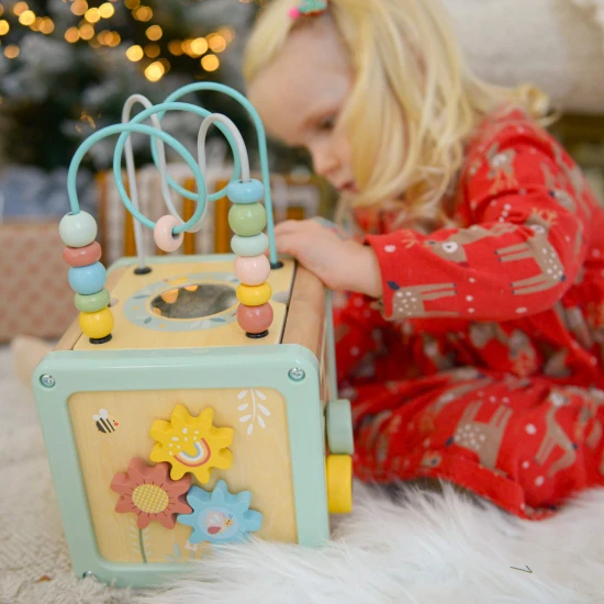 Fából készült motorkocka tevékenységekkel, Luka Pastel Tooky Toy játékkal