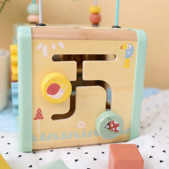 Fából készült motorkocka tevékenységekkel, Luka Pastel Tooky Toy játékkal