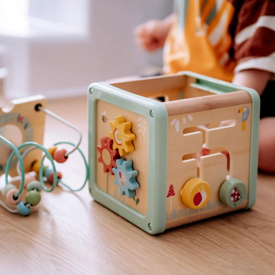 Fából készült motorkocka tevékenységekkel, Luka Pastel Tooky Toy játékkal