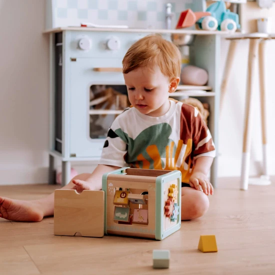 Fából készült motorkocka tevékenységekkel, Luka Pastel Tooky Toy játékkal