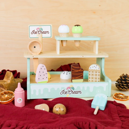 Fagylalttartó fagylalttal és fagylaltkanalakkal gyerekeknek