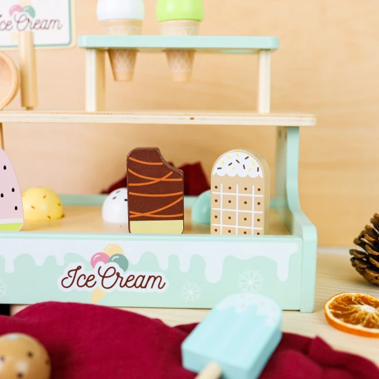 Fagylalttartó fagylalttal és fagylaltkanalakkal gyerekeknek