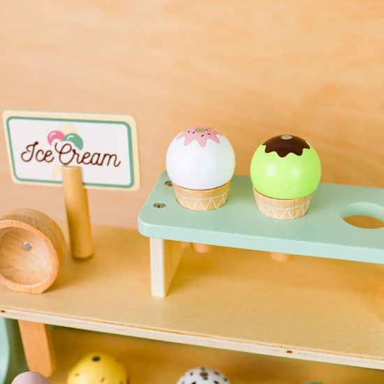 Fagylalttartó fagylalttal és fagylaltkanalakkal gyerekeknek