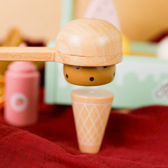 Fagylalttartó fagylalttal és fagylaltkanalakkal gyerekeknek