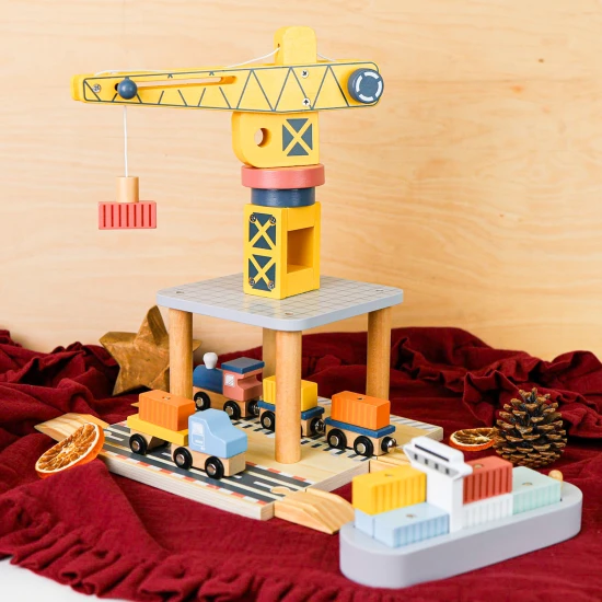Fából készült daru gyerekeknek és kikötői vasúti pálya