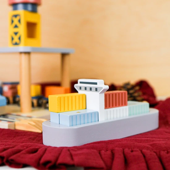 Fából készült daru gyerekeknek és kikötői vasúti pálya