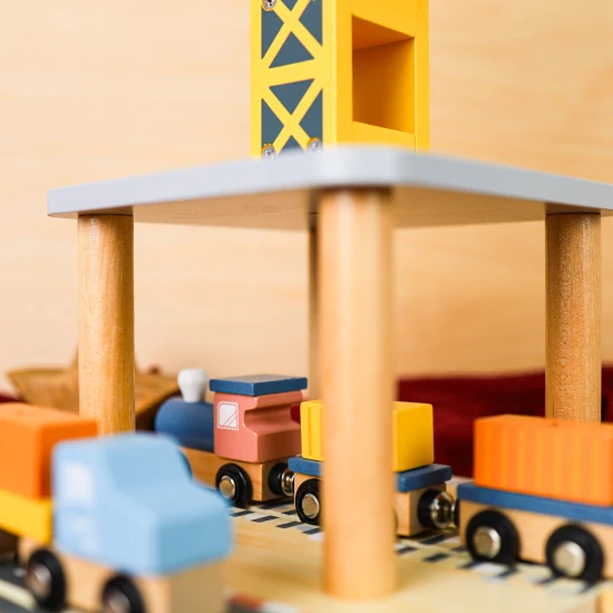 Fából készült daru gyerekeknek és kikötői vasúti pálya