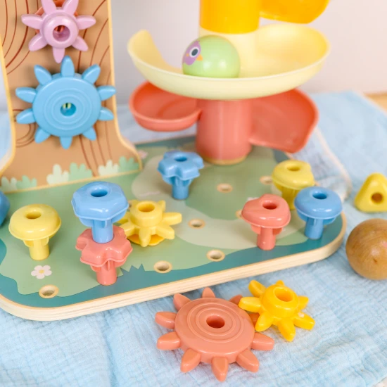 Színes foglalkoztató tábla labdapályával