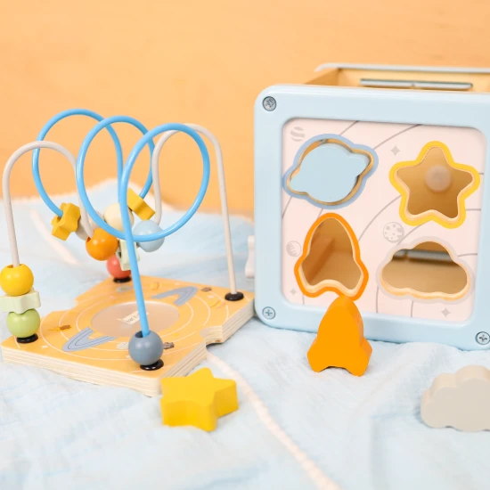 Tooky Toy űr motívumokkal díszített fa aktivitáskocka