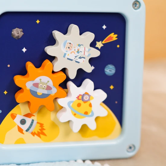 Tooky Toy űr motívumokkal díszített fa aktivitáskocka