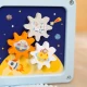 Fából készült tevékenységkocka térmotívumokkal a Tooky Toy-tól, labirintussal, betéttel és fogaskerekekkel.