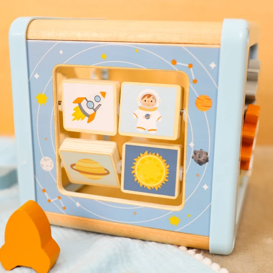 Tooky Toy űr motívumokkal díszített fa aktivitáskocka