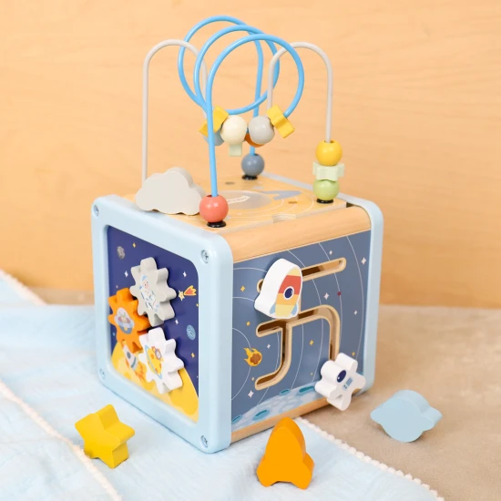 Tooky Toy űr motívumokkal díszített fa aktivitáskocka