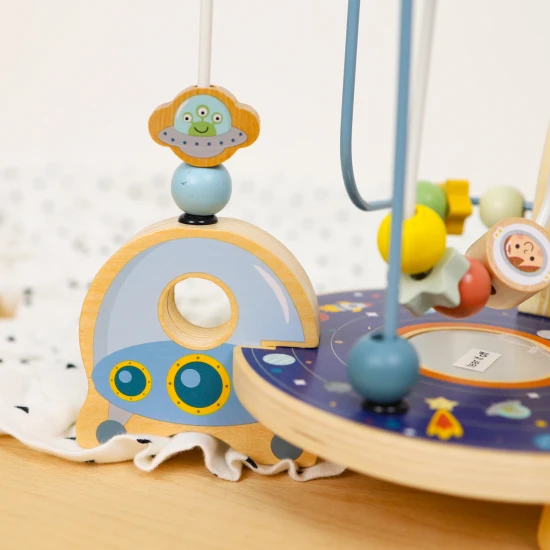 Fából készült motorlabirintus térmotívumokkal, gyönyörű pasztell színekben.