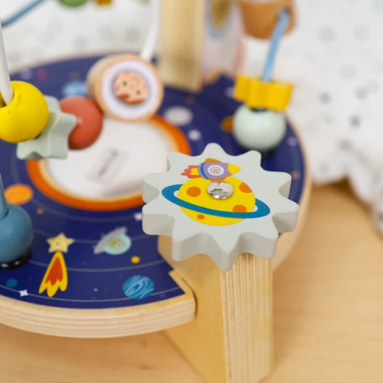 Fából készült motorlabirintus térmotívumokkal, gyönyörű pasztell színekben.