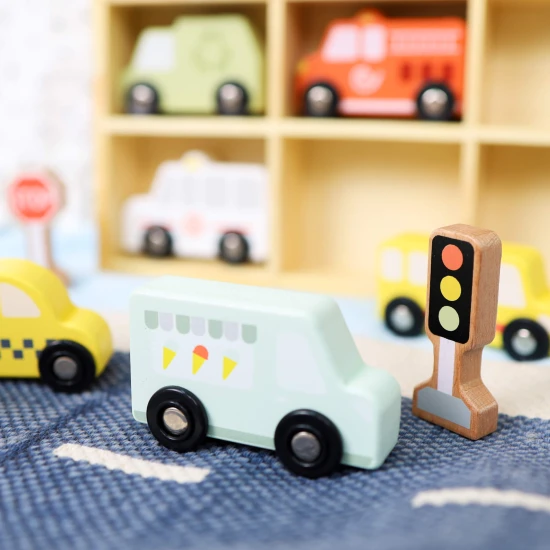 Fa játékautók készlet