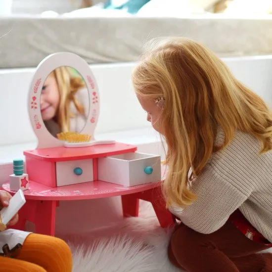 Kozmetikai asztal kis szépségeknek