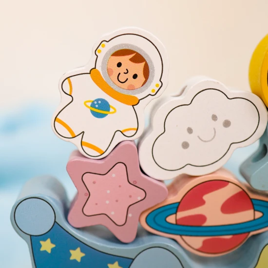 Fából készült hinta űrkockákkal és húrozással egyben.