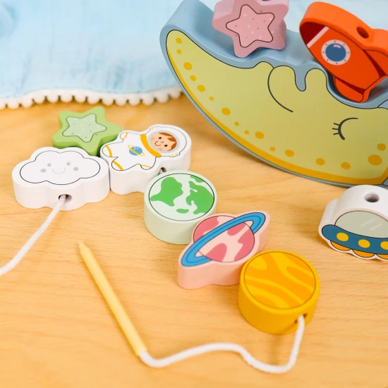 Fából készült hinta űrkockákkal és húrozással egyben.