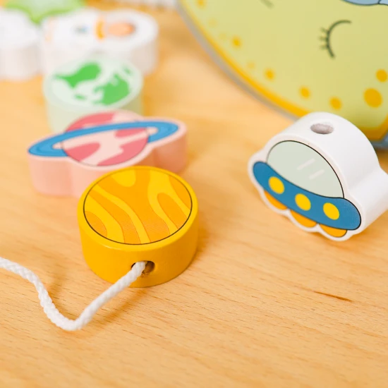 Fából készült hinta űrkockákkal és húrozással egyben.