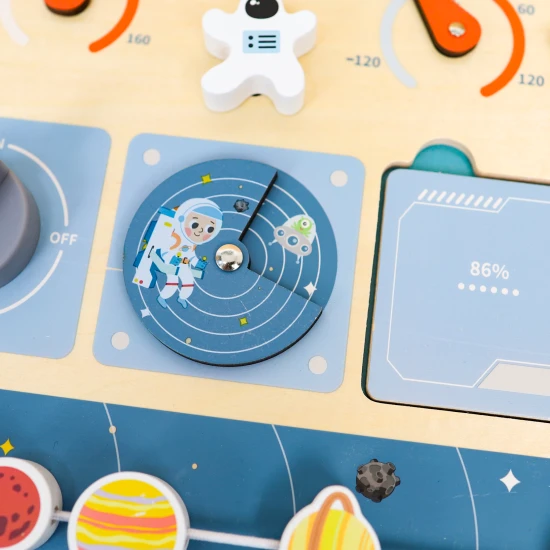 A Tooky Toy fából készült tevékenységi tábla pasztell színekben motoros tevékenységekkel.