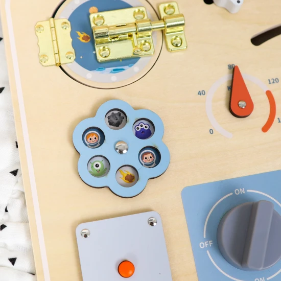 A Tooky Toy fából készült tevékenységi tábla pasztell színekben motoros tevékenységekkel.