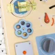 A Tooky Toy fából készült tevékenységi tábla pasztell színekben motoros tevékenységekkel.