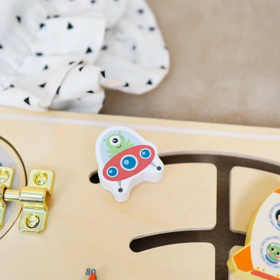 A Tooky Toy fából készült tevékenységi tábla pasztell színekben motoros tevékenységekkel.