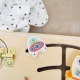A Tooky Toy fából készült tevékenységi tábla pasztell színekben motoros tevékenységekkel.