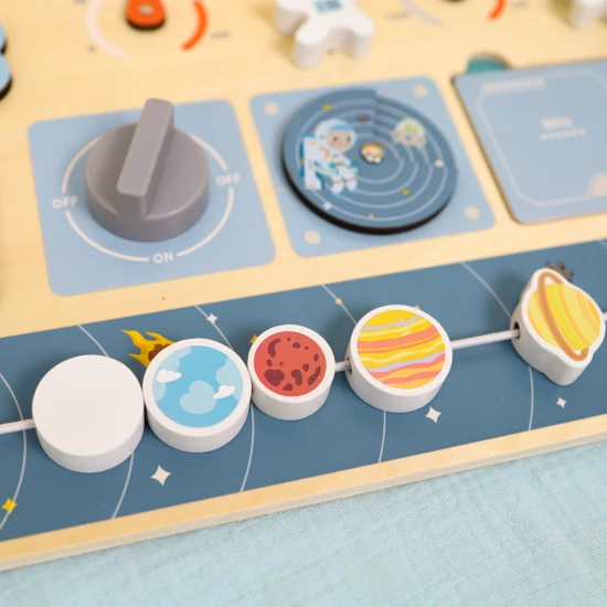 A Tooky Toy fából készült tevékenységi tábla pasztell színekben motoros tevékenységekkel.