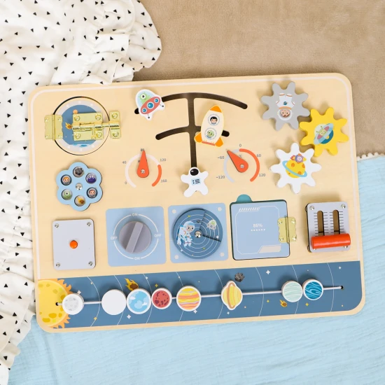 A Tooky Toy fából készült tevékenységi tábla pasztell színekben motoros tevékenységekkel.