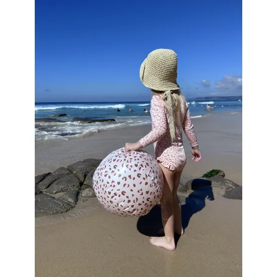 Swim Essentials Felfújható labda Old Pink Leopard 51 cm Jó szórakozást kívánunk ezzel a felfújható leopárdmintás labdával a Swim Essentials-tól. Mindenki irigyelni fog téged. Felfújható strandlabdaként remek, de akár otthon is használhatod a kertben vagy a nyaralóban.
