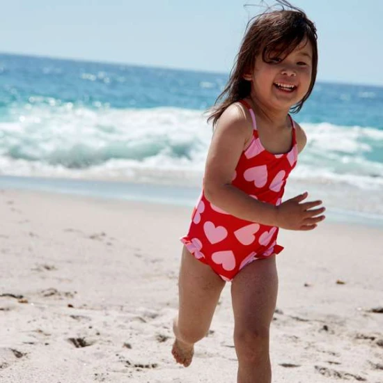 UPF 50+ faktorú szívecskékkel díszített fürdőruhák a Swim Essentials-től