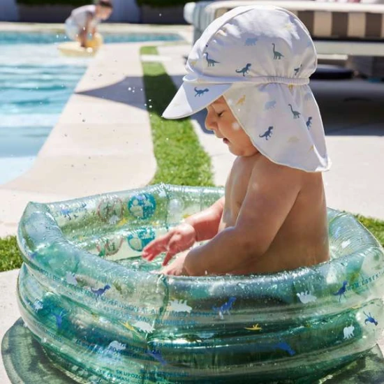 Egy praktikus, nyakvédővel ellátott nyári sapka a Swim Essentials-től, dinoszaurusz mintával, megvédi a gyerekeket az UV-sugárzástól.