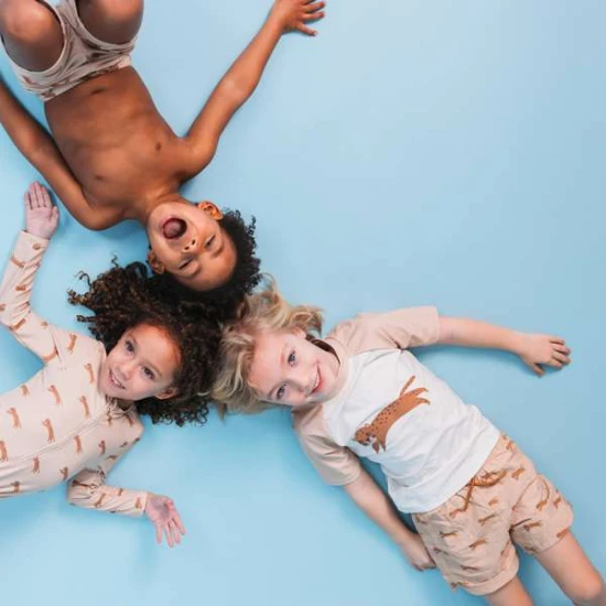 Barna leopárdmintás úszópóló UPF 50+ napellenzővel