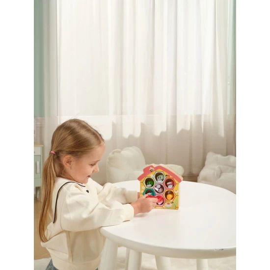 2Kids Toys Méhkaptár Montessori fajáték színes méhecskékkel és csipesszel a gyermekek motoros és vizuális készségeinek fejlesztésére.