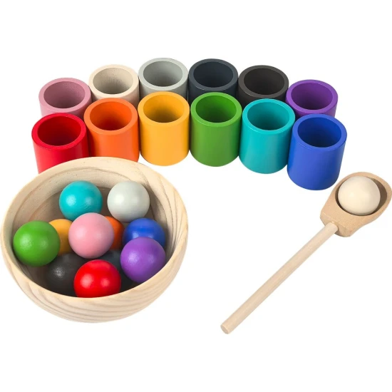 Montessori fajáték gyerekeknek színes golyókkal, kanállal és pohárral a motoros készségek és az érzékek fejlesztésére.