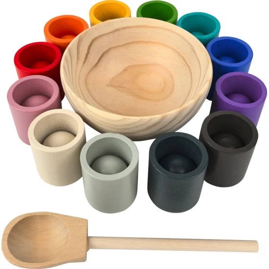 Montessori fajáték gyerekeknek színes golyókkal, kanállal és pohárral a motoros készségek és az érzékek fejlesztésére.