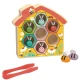 2Kids Toys Méhkaptár Montessori fajáték színes méhecskékkel és csipesszel a gyermekek motoros és vizuális készségeinek fejlesztésére.
