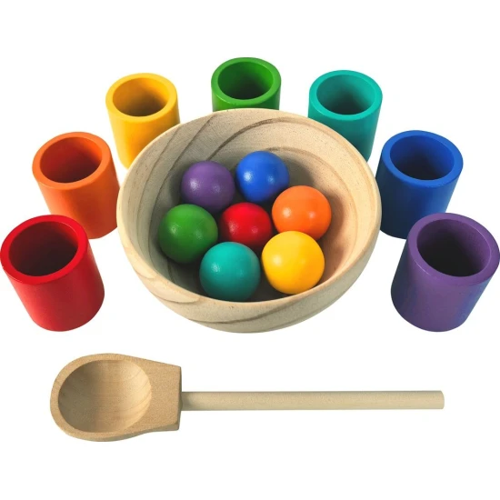 Montessori fajáték gyerekeknek színes golyókkal, kanállal és pohárral a motoros készségek és az érzékek fejlesztésére.