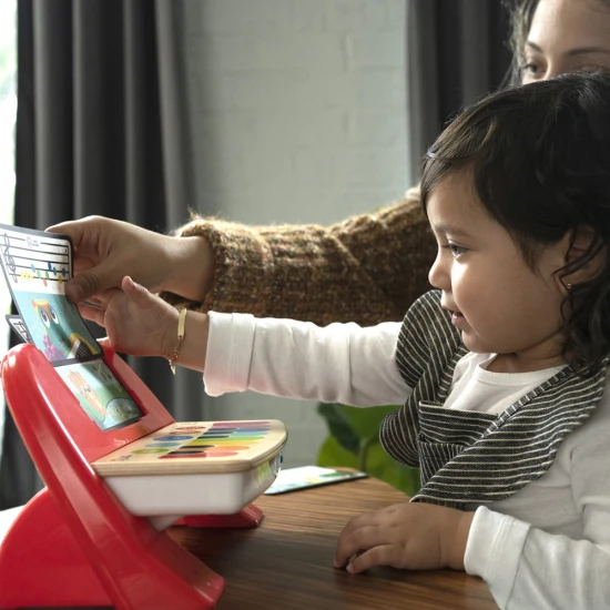 Fa zenélő zongora játék Cal’s First Melodies Magic Touch HAPE 6m+ Fa zenélő zongora játék Cal’s First Melodies Magic Touch HAPE 6m+ Baby Einstein 12577-6