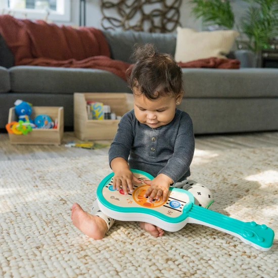 Zenélő játék fa ukulele Magic Touch HAPE 6m+ Baby Einstein 12609-6