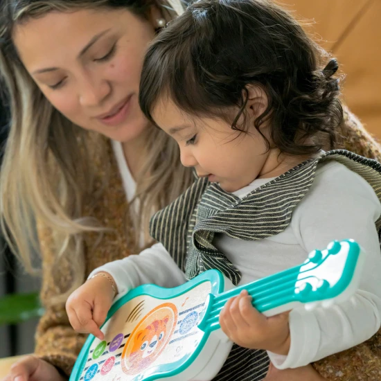 Zenélő játék fa ukulele Magic Touch HAPE 6m+ Baby Einstein 12609-6
