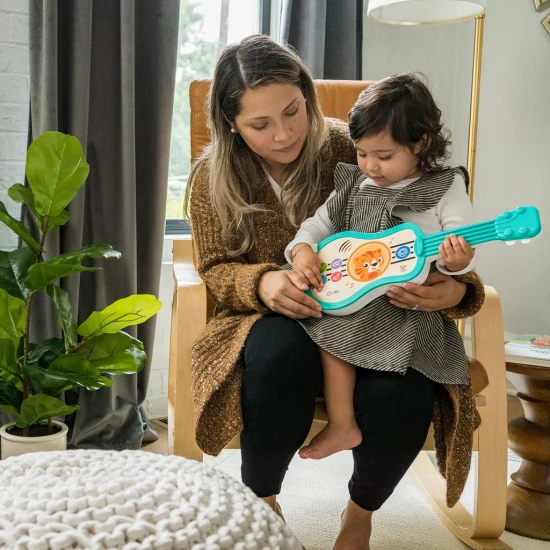 Zenélő játék fa ukulele Magic Touch HAPE 6m+ Baby Einstein 12609-6