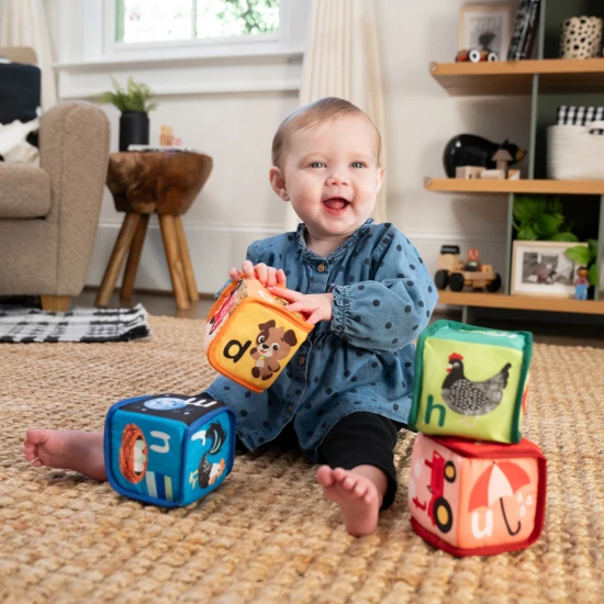 ABC textilkockák Alpha Stacks™ 4 db, 3h+ ABC textilkockák Alpha Stacks™ 4 db, 3h+ Baby Einstein 17304-4